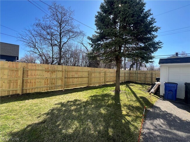 Building Photo - 14210 Kingsford Ave