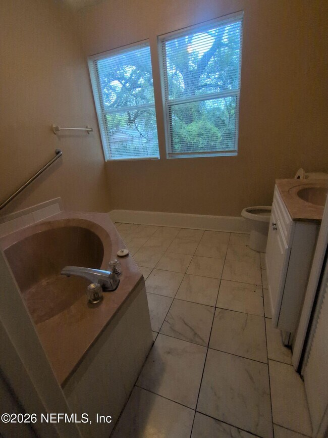 Building Photo - 1319 Steele St