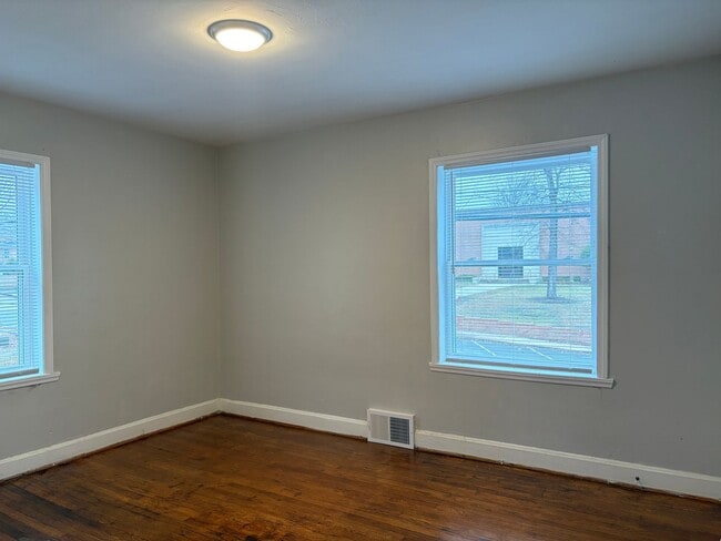 Building Photo - 2 Bedroom, 1 Bathroom Apartment in High Point!