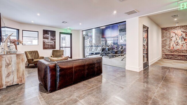 Building Photo - 2501 Oak Hill Cir