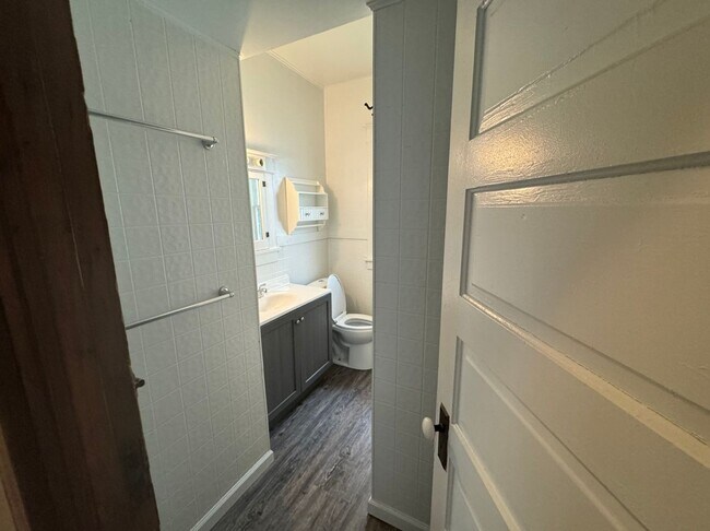 Building Photo - Large Augustana Rental Home