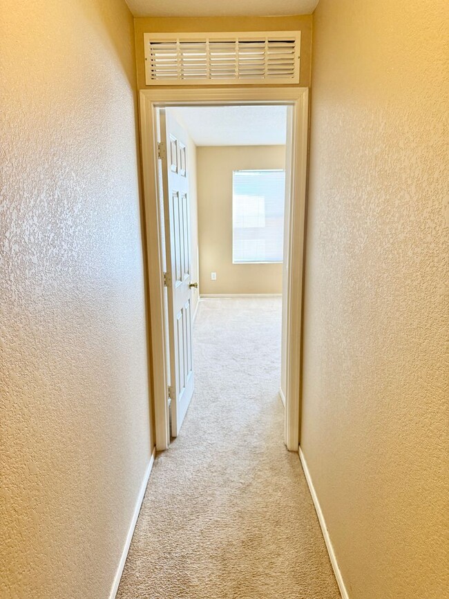 Building Photo - 3232 W Cavedale Dr