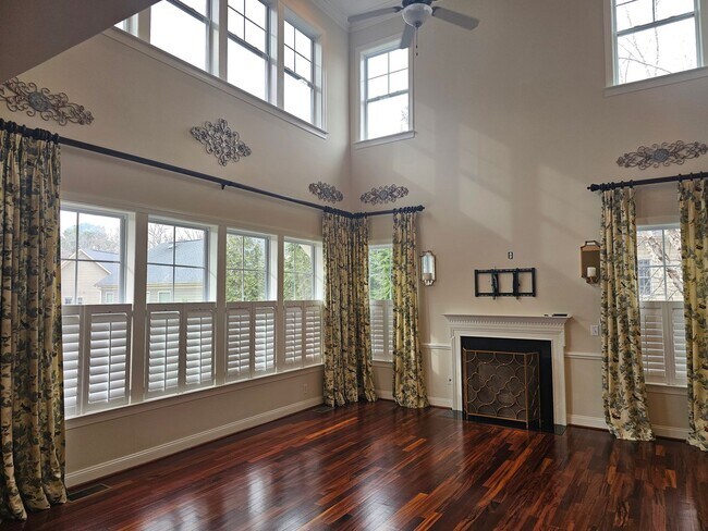 Building Photo - New Listing in Apex!