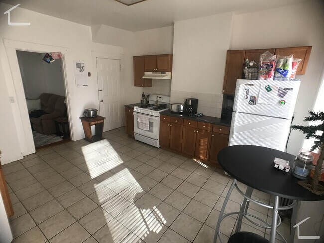 Building Photo - Spacious 1 Bed Close to BU-Close to T and Bus