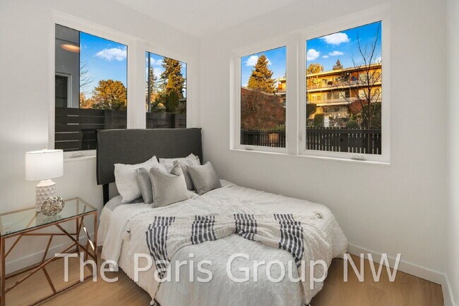 Building Photo - Mod Light-Filled 2023 West Seattle TH * Rooftop Deck, A/C & 3 Bedrooms