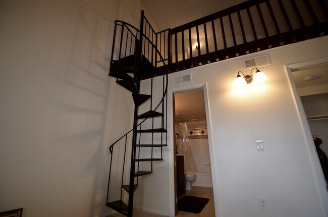 Building Photo - Large 1 Bedroom 1 bath with Loft!