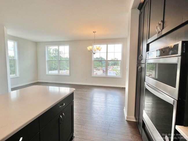 Building Photo - 2875 Rayfield Ave