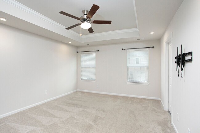 Building Photo - Beautiful 3 bedroom, 2.5 bath townhome nea...