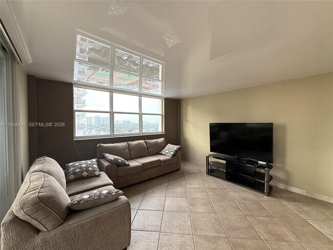 Building Photo - 1833 S Ocean Dr