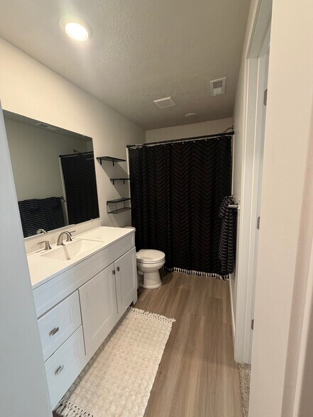Building Photo - 15537 Jubilation Dr