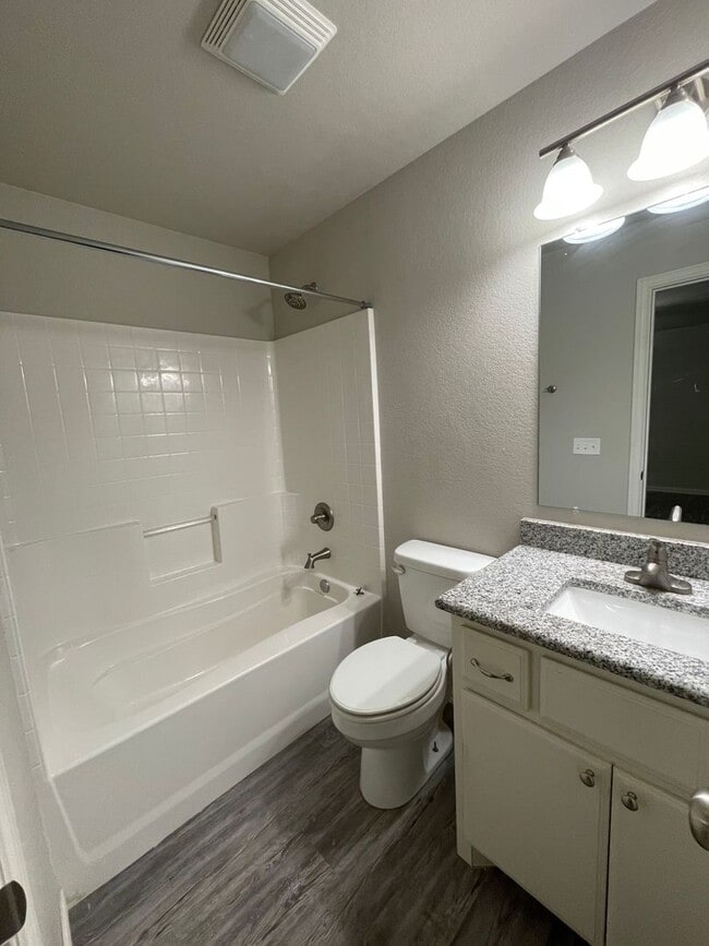 Building Photo - Close to school/ Granite countertop