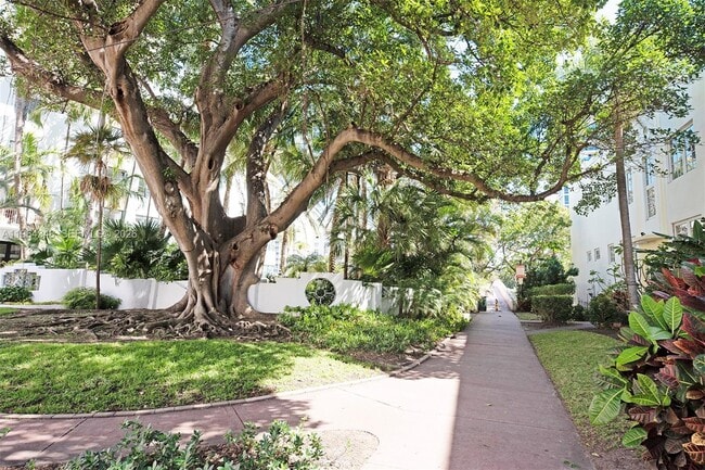 Building Photo - 2383 Flamingo Dr