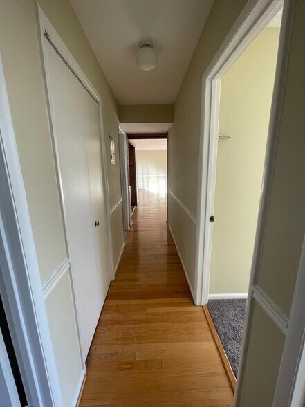 Hallway End - 4360 Ivymount Ct