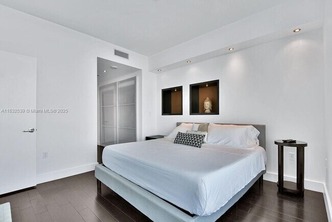 Building Photo - 900 Biscayne Blvd