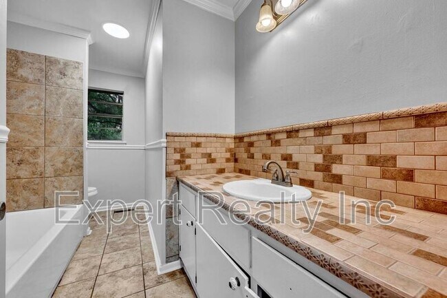 Building Photo - 1256 15th St SW