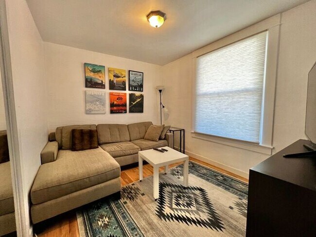 Building Photo - Update 4 Bed 2 Bath House in Old Town! Ava...