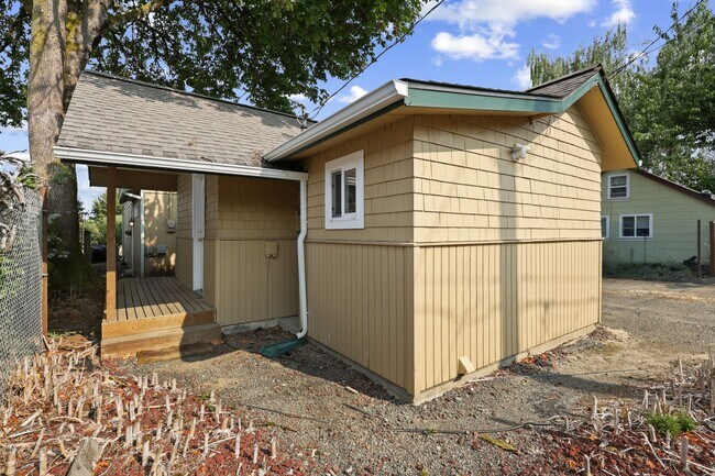 Building Photo - Fantastic location, move in ready! 1 bed, one bath, HUGE kitchen!