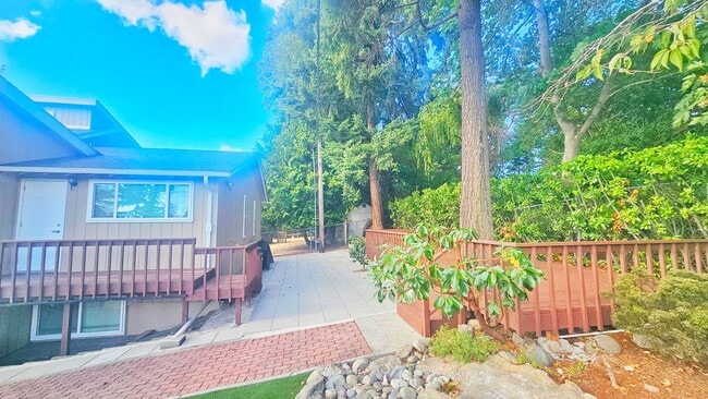 Building Photo - Mercer Island gem - 4 BD 2.5 Ba in Beautiful Mercer Island with new heat pump installed