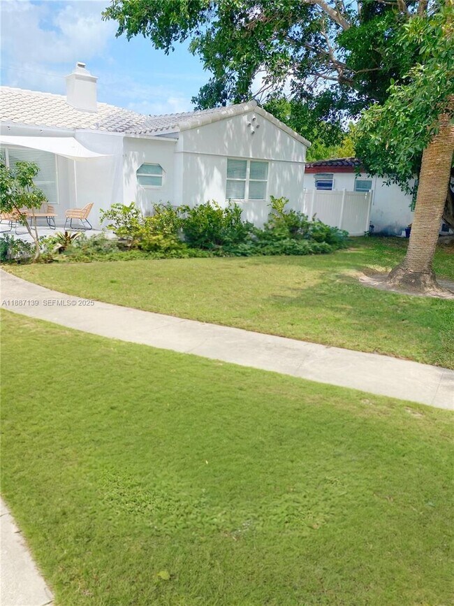 Building Photo - 1625 Hollywood Blvd