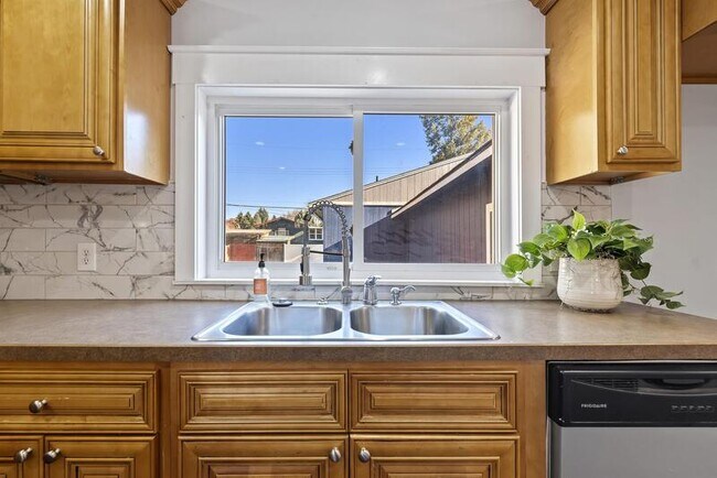 Building Photo - 3718 Custer Dr