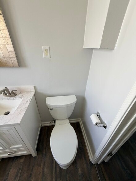Toliet - 5943 Tujunga Ave