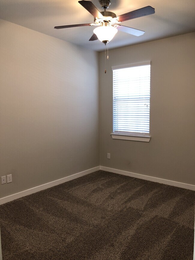 Building Photo - 1044 Sierra Vista Ct