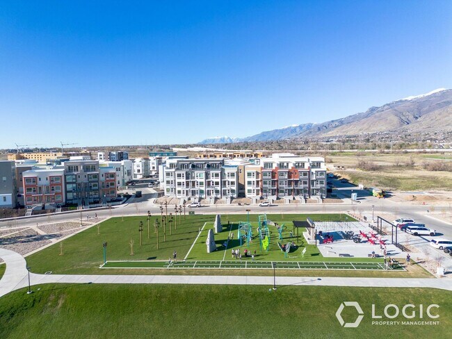 Building Photo - 1452 W Cook Ln