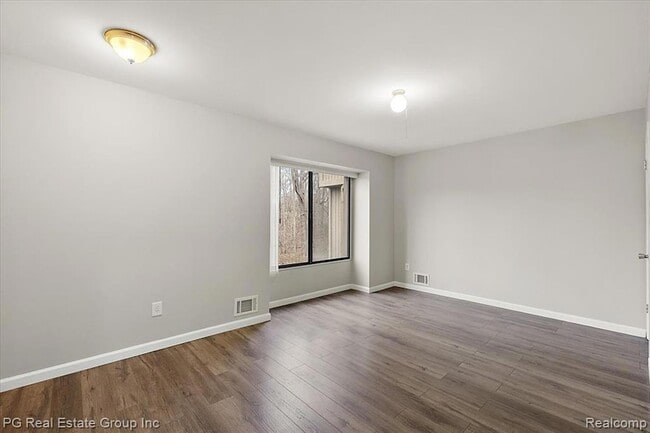 Building Photo - 1432 Oakbrook E Dr