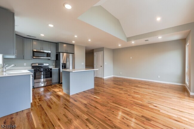 Building Photo - 255 Chadwick Ave