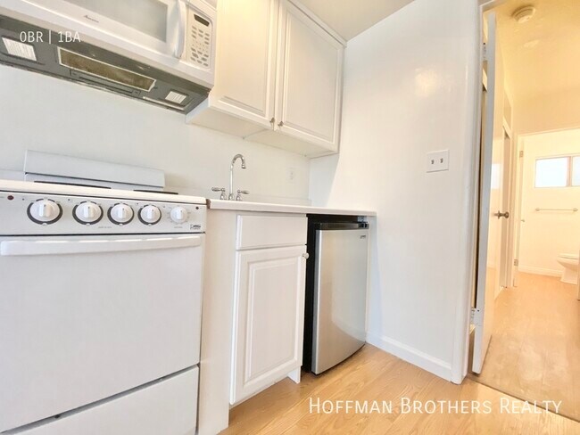 Building Photo - 634 N St Andrews Pl