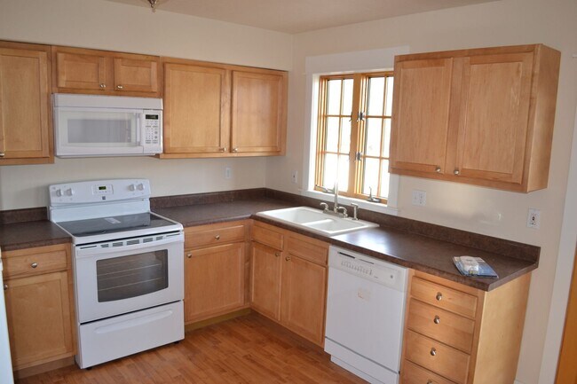 Building Photo - Oak Street Duplex