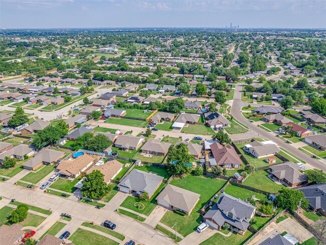 Building Photo - 949 N Windermere Dr