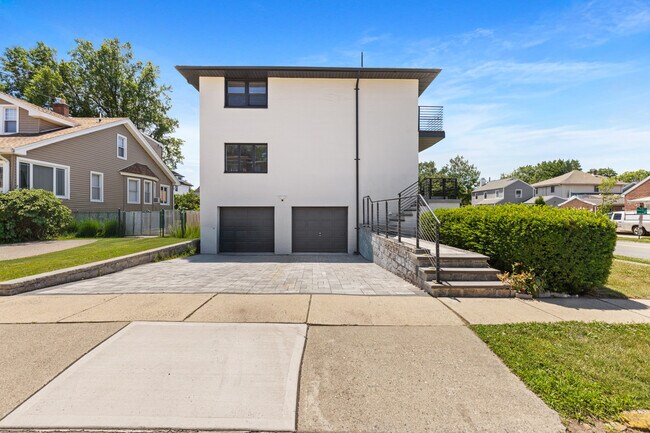 Building Photo - 302 E Harriet Ave