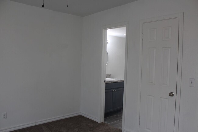 Building Photo - 2 bed & office on the South Side!