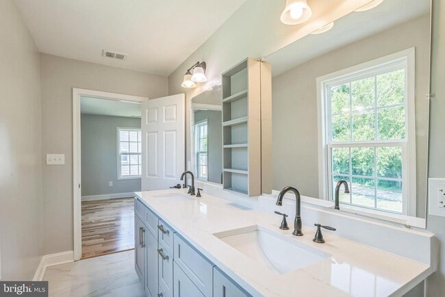 Building Photo - 400 Lake St