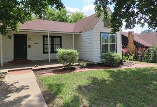 Building Photo - Newly Renovated, Spacious 3 Bedroom, 2 Bat...