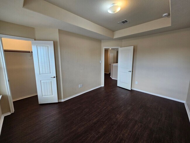 Building Photo - Available now ready for immediate move in  $500 off second month's rent move in special