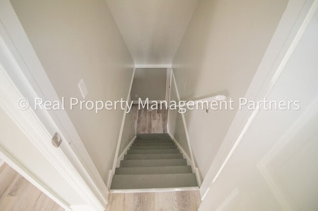 Building Photo - Rooms for Rent in a 6-Bedroom Home