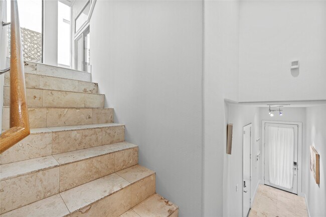 Building Photo - 2417 Charleston St