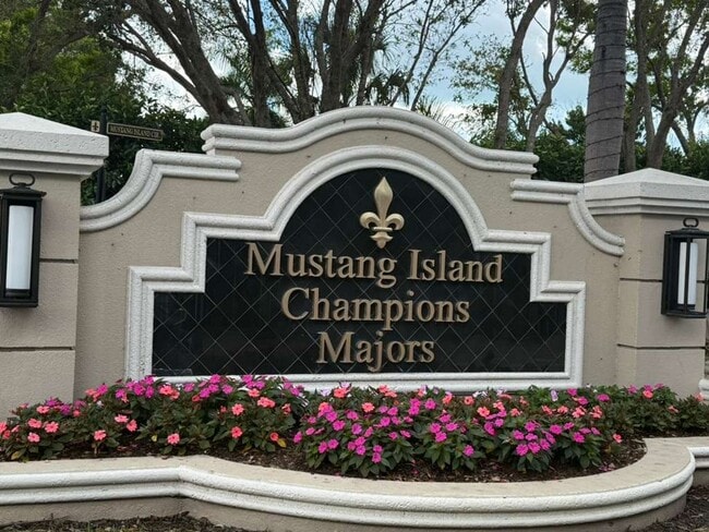 Building Photo - 3 Bed + Flex, 3 Bath 2,686 Sq Ft - Top Floor Coach Home