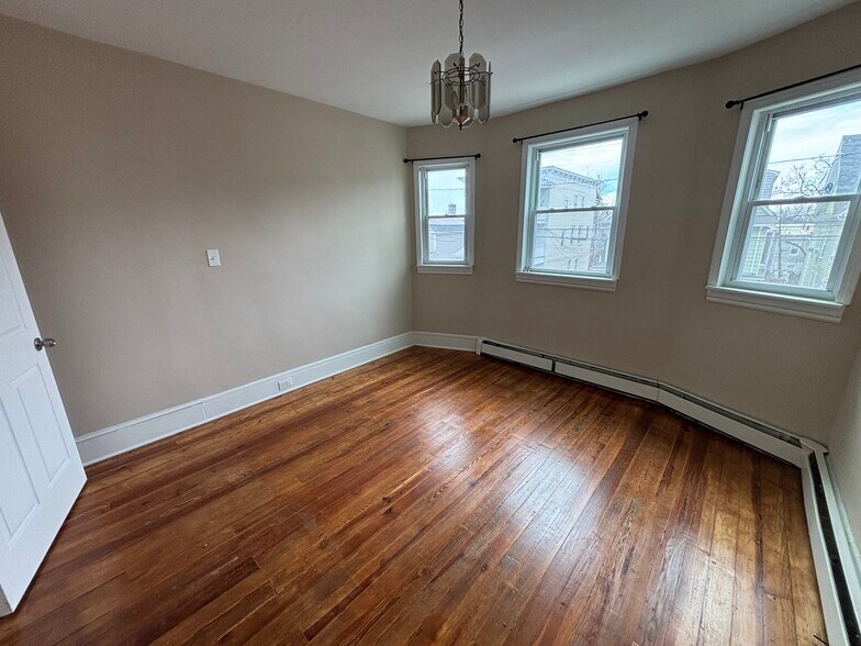 Building Photo - 182 Sheridan St