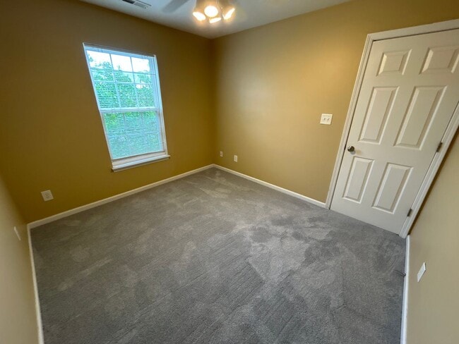 Building Photo - 3 Bed | 2.5 Bath Townhouse in North Raleigh