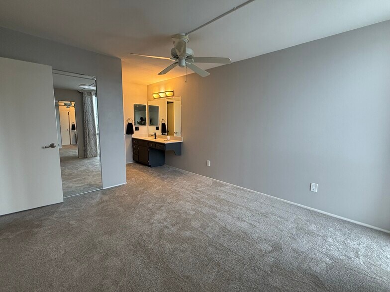 Building Photo - 6930 Hyde Park Dr