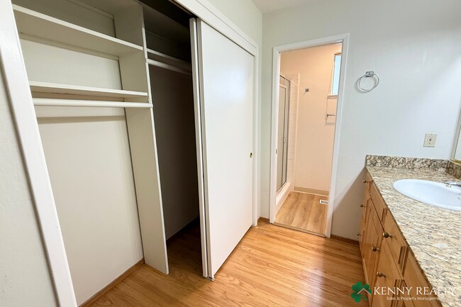 Building Photo - Spacious 4 Bedroom Home in San Mateo Hills with Dual Primary Suites