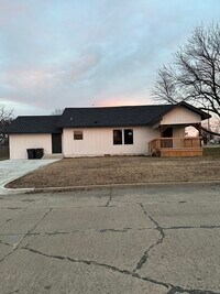 Building Photo - 102 Meadowlark Ave