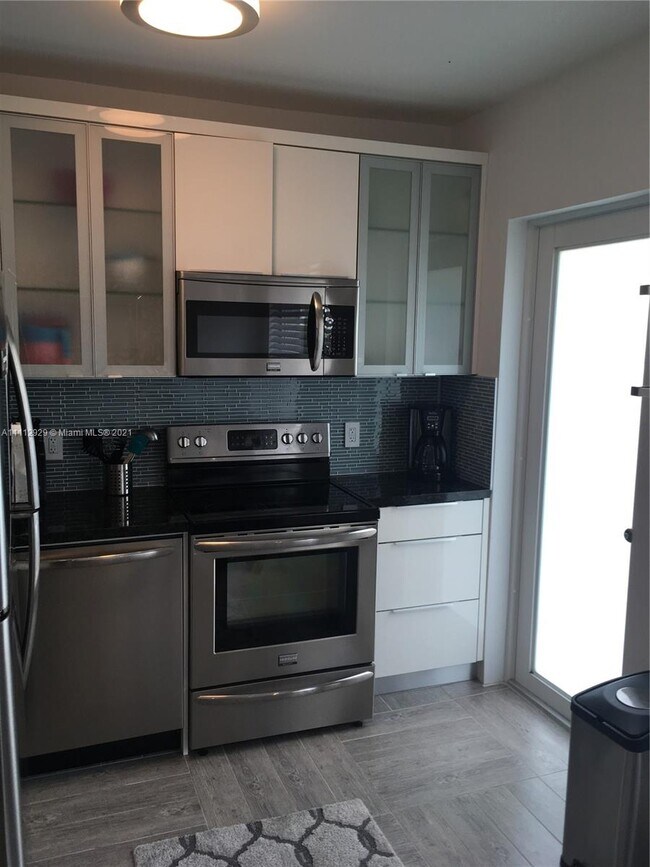 Building Photo - 645 Lenox Ave