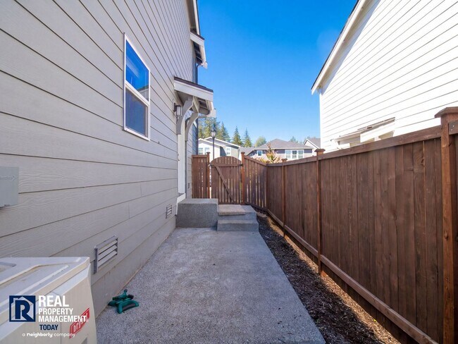 Building Photo - Brand-New 3BR Town Home Near JBLM | Bonus Loft, 2-Car Garage & Modern Finishes