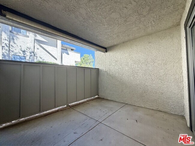 Building Photo - 1348 E Hillcrest Dr