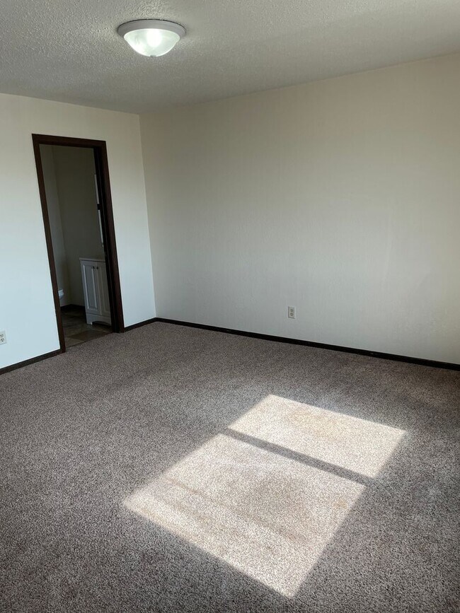 Building Photo - Three Bedroom 1.5 Bathroom