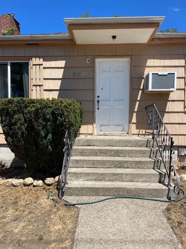 Building Photo - 3 Bedroom 1 bath house
